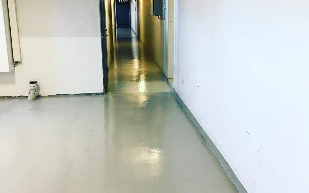 Renovering av golv i källargång